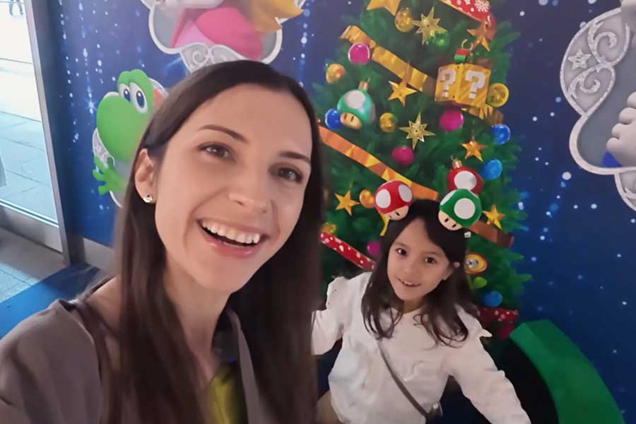 特急列車に大興奮のクリスさんと娘のティナちゃん(スクリーンショット)