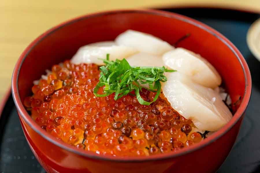 イクラとホタテの海鮮丼(写真はイメージ)【写真:PIXTA】