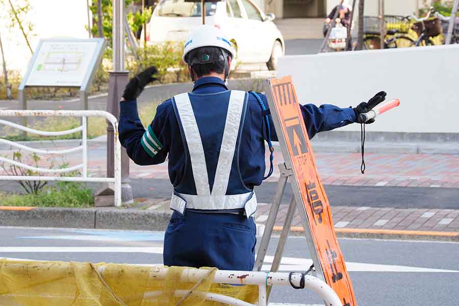 車や人通りが少ない場所でも、工事現場に警備員がいることに驚き（写真はイメージ）【写真：PIXTA】