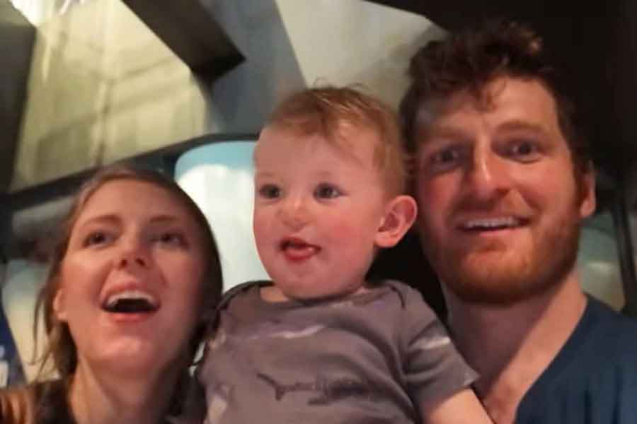 人気観光スポットを訪れたジェイソンさん一家(スクリーンショット)