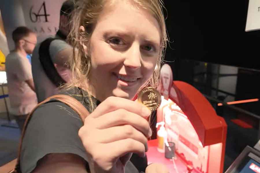 刻印ができるメダルキーホルダーに大喜びのリネルさん（スクリーンショット）