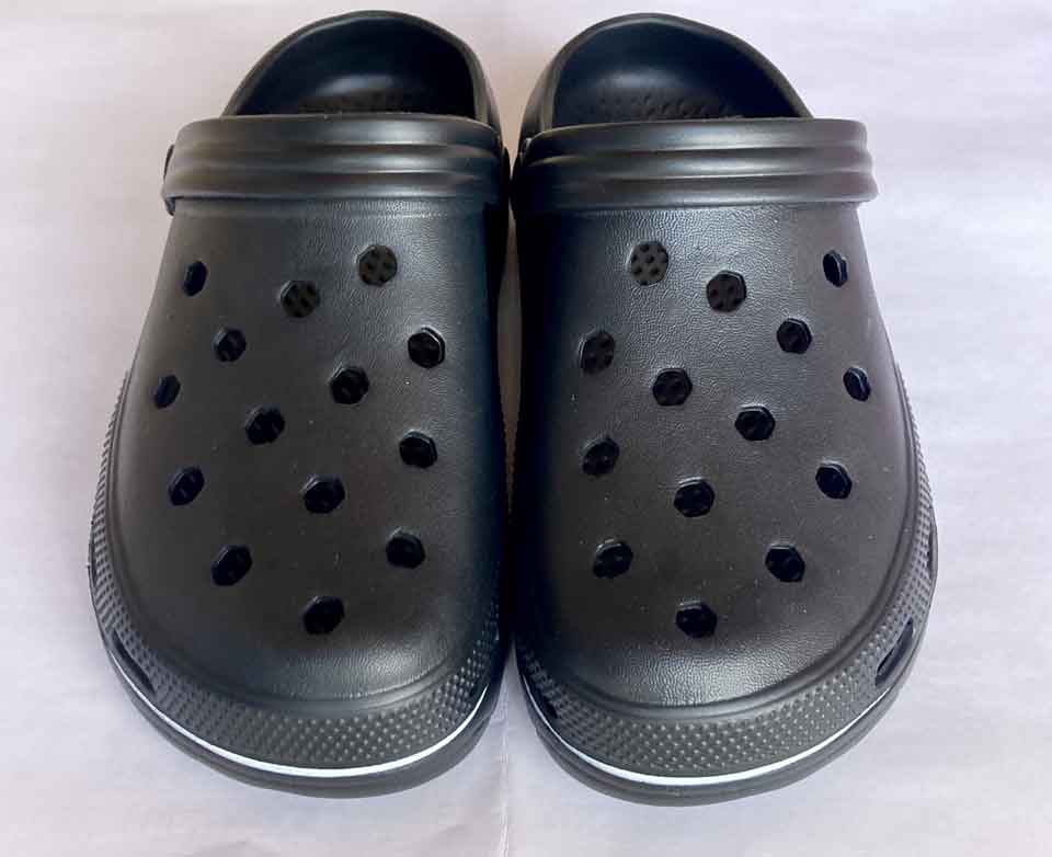 日本人には人気のカジュアルな靴（写真はイメージ）【写真：写真AC】