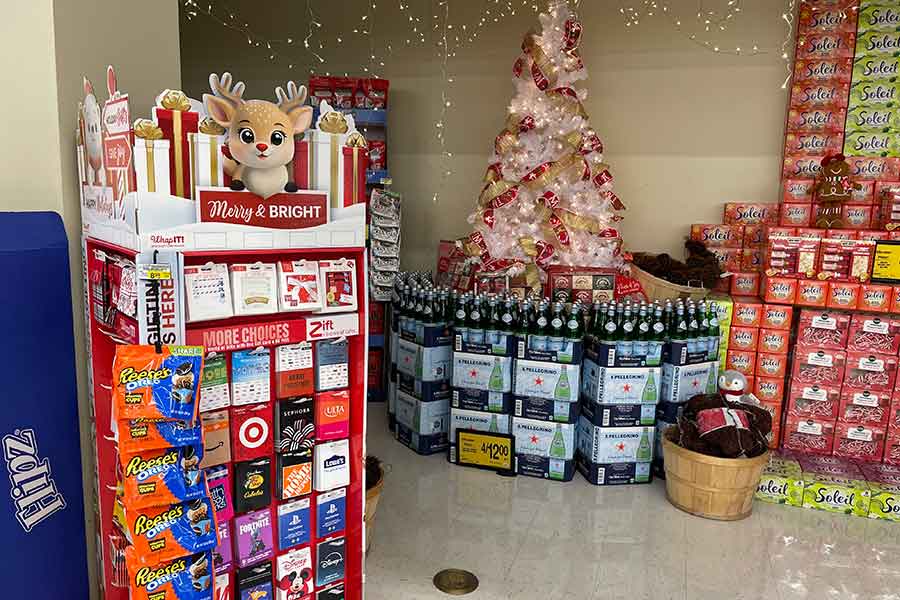 クリスマスギフトが並ぶハワイのショッピングセンター【写真:i-know】