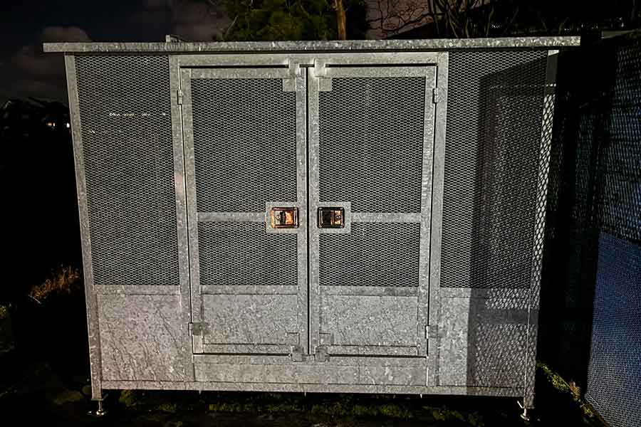 女性が閉じ込められていたゴミステーション【写真提供：ノムラ（@nomu1010）さん】