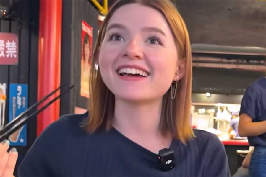 フランス・パリで日本食を食べる、フランス人YouTuberのアマンディーヌさん（スクリーンショット）