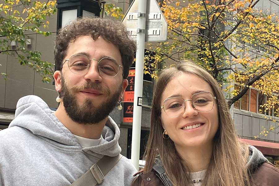 イタリアから来た（左から）フランチェスコさんとカミラさん【写真：Hint-Pot編集部】