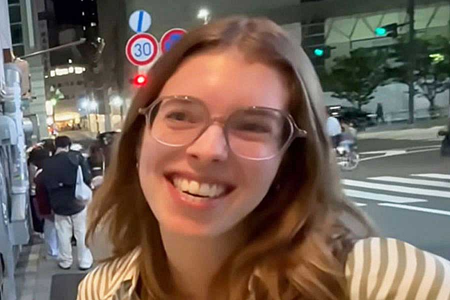 日本の寿司店を訪れた、オランダ人のサナさん(スクリーンショット)