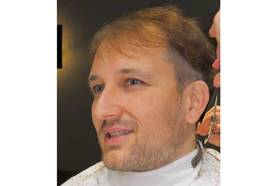 日本の美容院で髪を切るオレリアンさん(スクリーンショット)