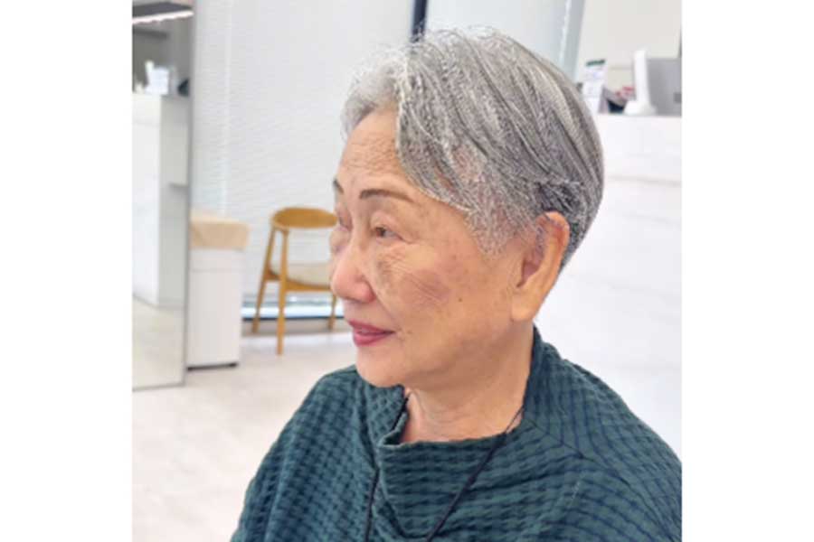 イメージ通りの仕上がりに、笑みを浮かべる女性(スクリーンショット)