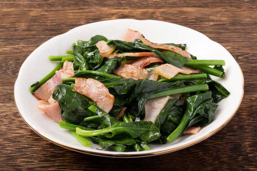 ホウレン草とベーコンの炒め物(写真はイメージ)【写真:PIXTA】