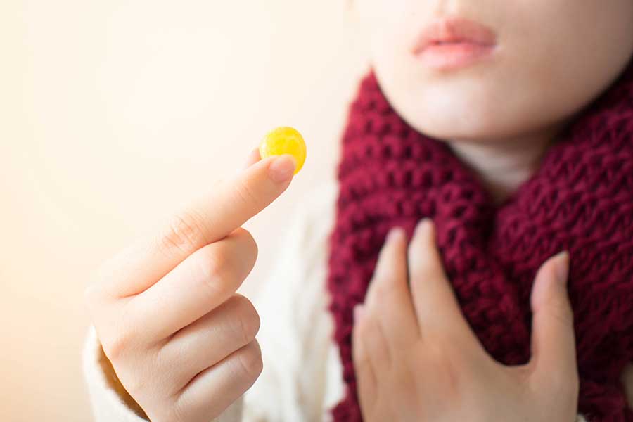 のどの痛みが気になると舐めたくなるのど飴(写真はイメージ)【写真:PIXTA】