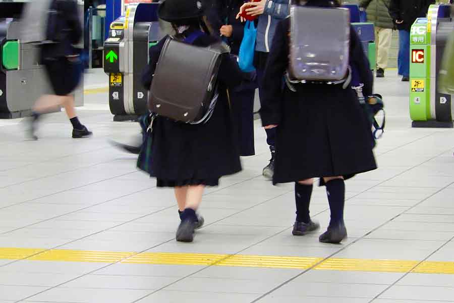 小さな子どもたちだけで電車通学する姿（写真はイメージ）【写真：PIXTA】
