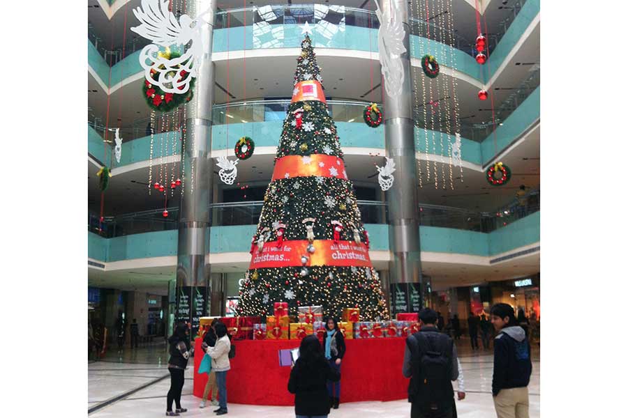 ショッピングモールのクリスマスツリー【写真：中谷秋絵】