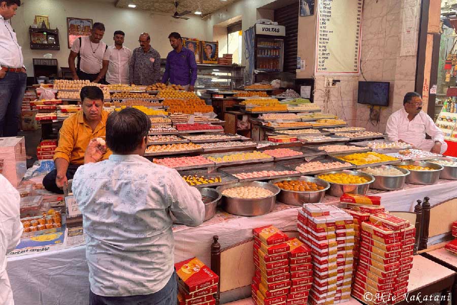 ディワリではスイーツを贈ることが多く、ディワリ用に量を拡大して販売している店がたくさん【写真：中谷秋絵】