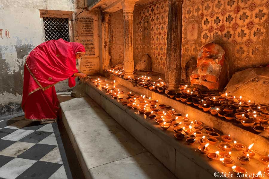 神様にオイルランプを捧げる人々【写真：中谷秋絵】