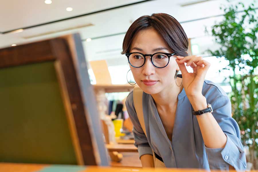 顔の印象を大きく変える眼鏡。メイク感覚で選べるタイプも登場(写真はイメージ)【写真:PIXTA】