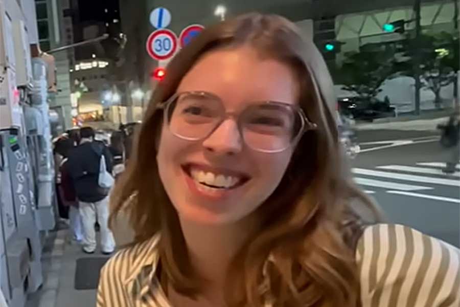 日本の寿司店を訪れた、オランダ人のサナさん(スクリーンショット)