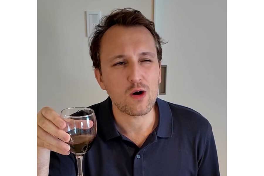 赤ワインをたしなむ、「日本に染まる前」のオレリアンさん(スクリーンショット)