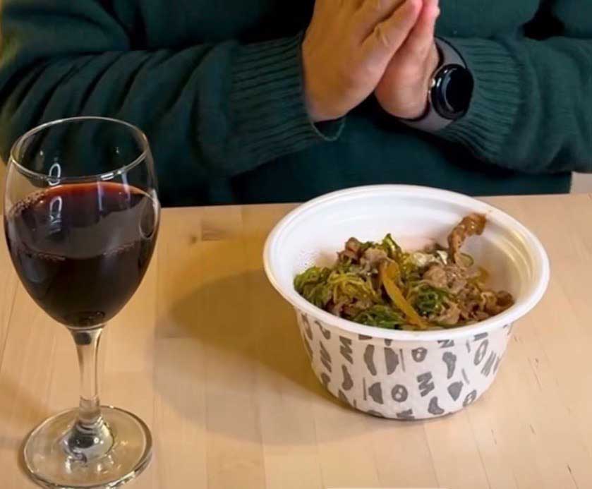 「日本に染まったあと」は、赤ワインに合わせて牛丼を堪能（スクリーンショット）