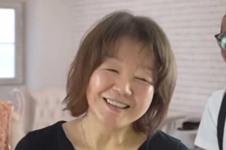 メイク勉強中の68歳マダム(スクリーンショット)