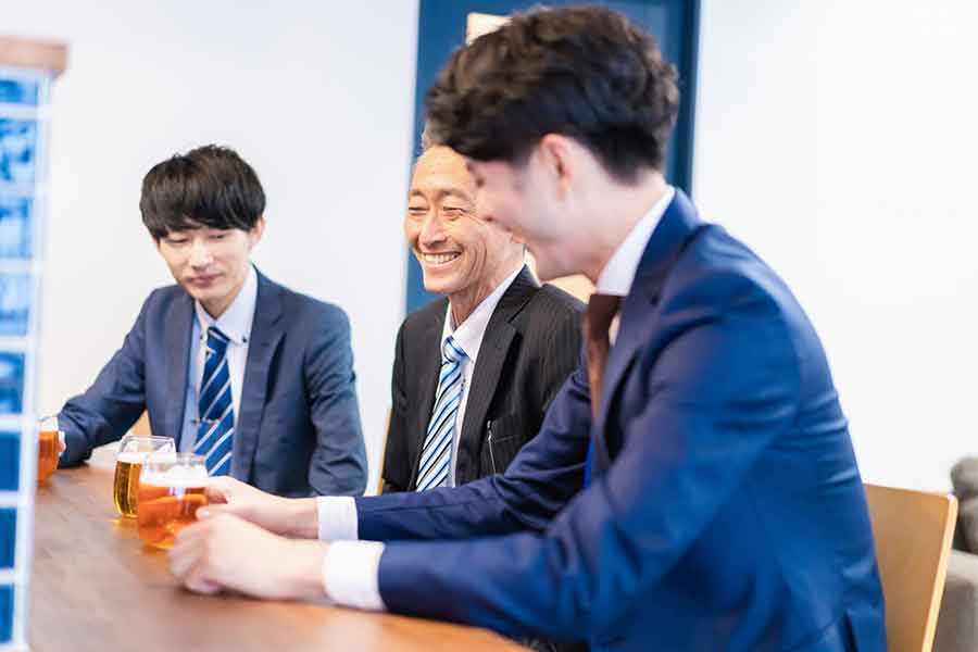 お酒が入ると距離が縮まる日本人にびっくり！（写真はイメージ）【写真：写真AC】