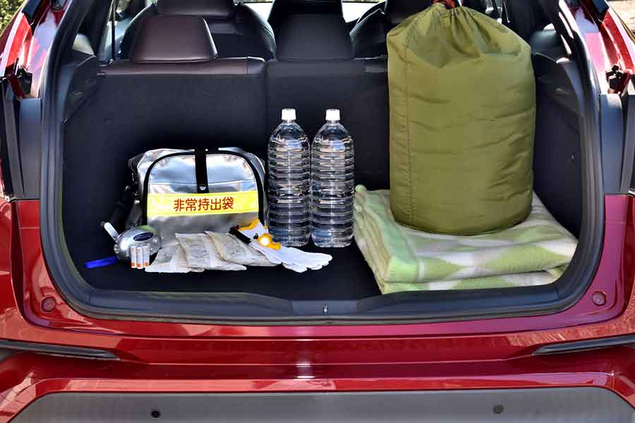 車内に常備しておきたい防災グッズ（写真はイメージ）【写真：PIXTA】