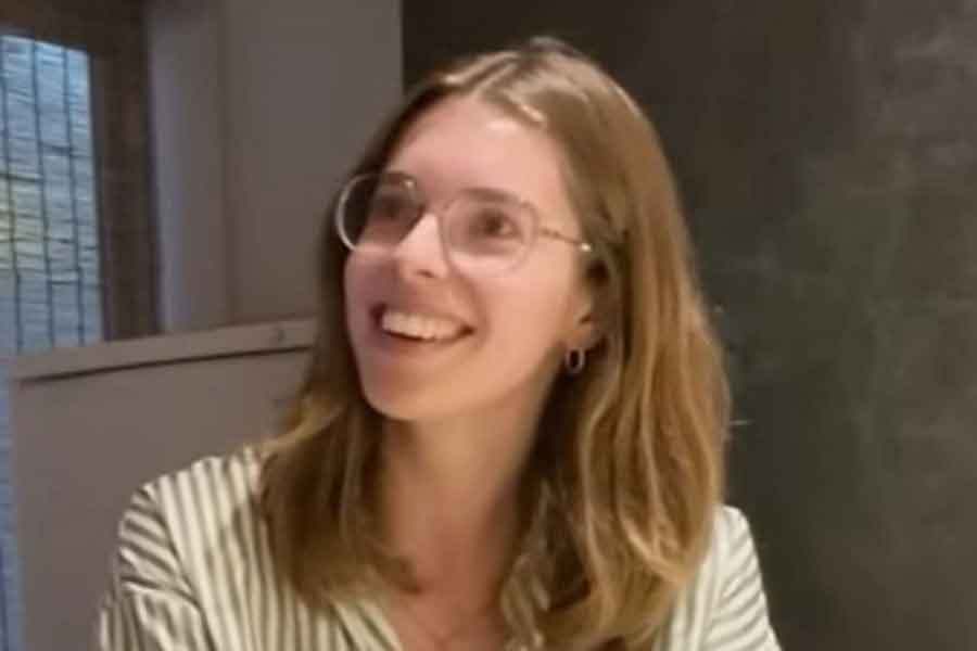 日本の寿司店を訪れたサナさん(スクリーンショット)