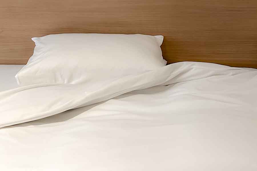 ベッドのシーツをめくったところに忘れ物があることが多い（写真はイメージ）【写真：写真AC】
