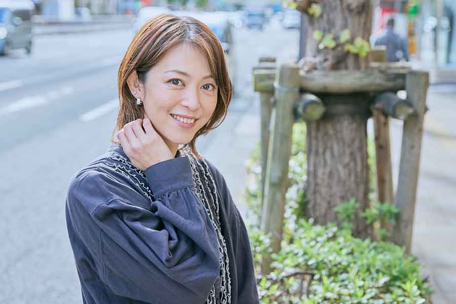 元俳優で介護士の岩佐真悠子さん【写真:くさかべまき】