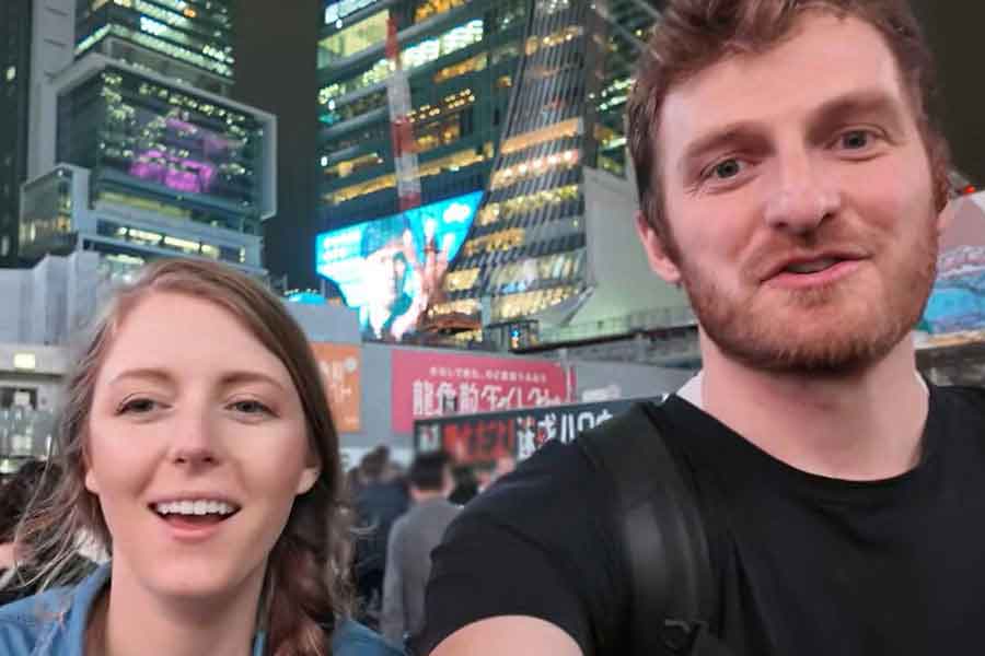 アメリカ人YouTuberのジェイソンさん(右)と妻のリネルさん(スクリーンショット)