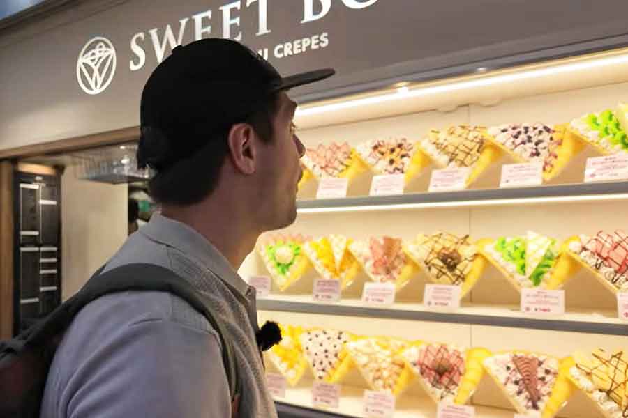 クレープ店の食品サンプルに感動（スクリーンショット）