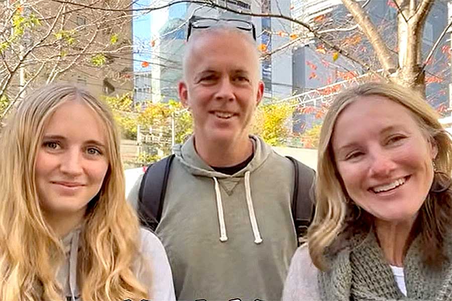 アメリカから来た(右から)サラさん、ジョンさん、ゾーイさん(スクリーンショット)