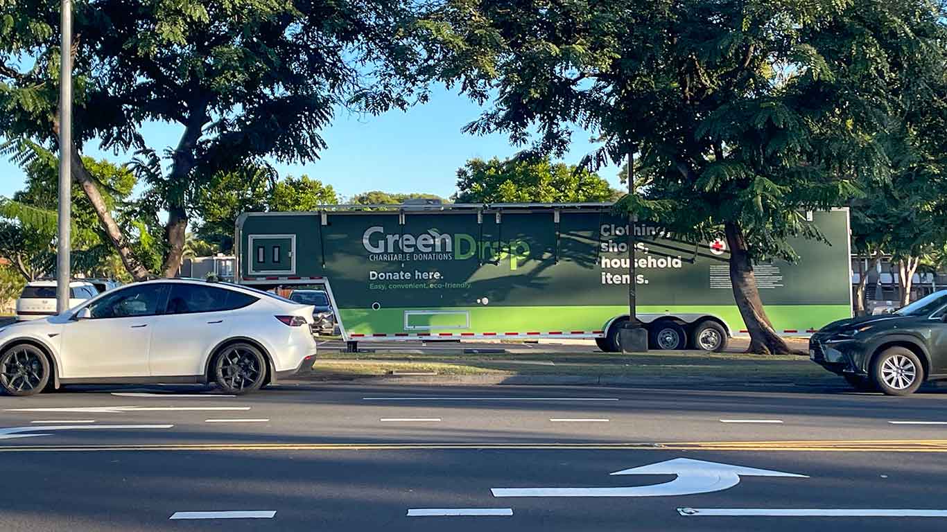 普通自動車3台分ほどの大きさのトラック。寄付されたものを詰め込んで運んでいく【写真：i-know】