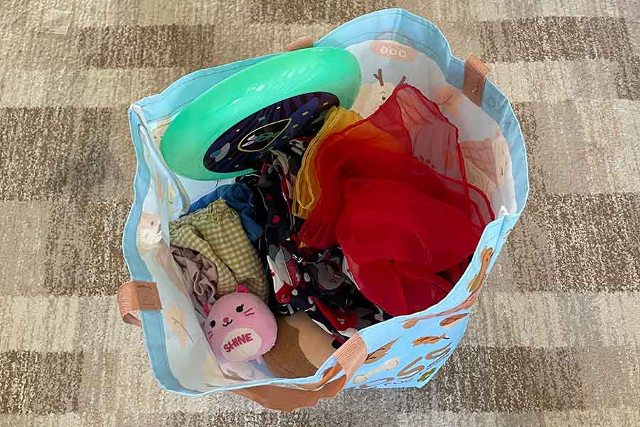 サイズアウトした洋服や使わなくなったおもちゃは、近所のママ友へ。いらないものはドネーション・トラックに寄付【写真：i-know】