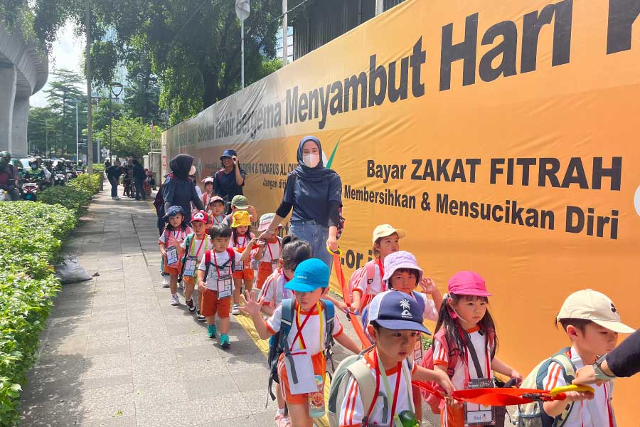 インドネシアの保育園では珍しい、園外活動の様子【写真提供：ヒューマンホールディングス株式会社】