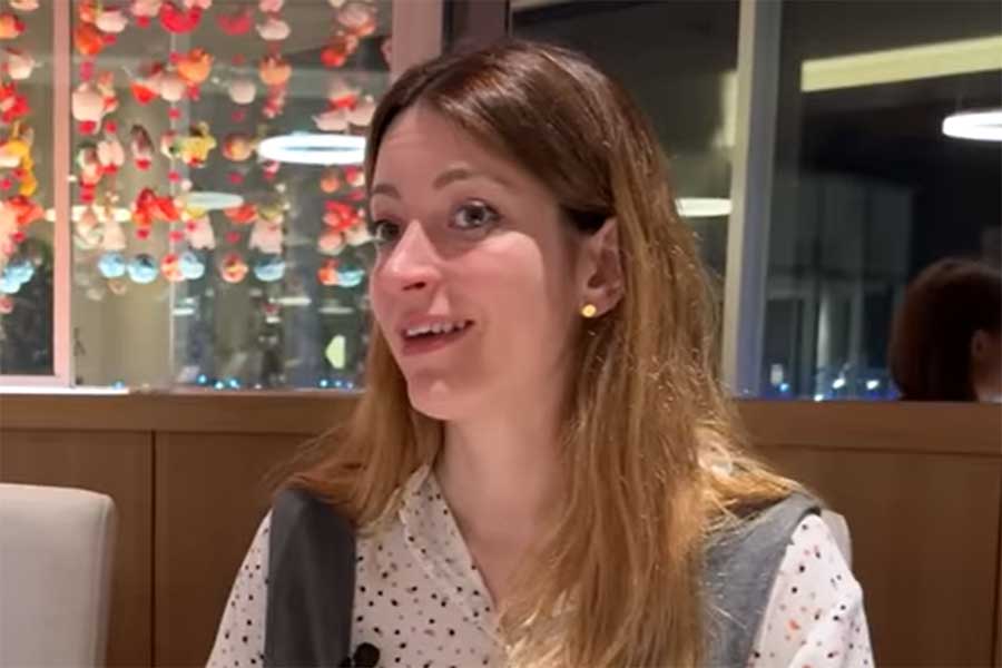 フランス人のリズさん（スクリーンショット）