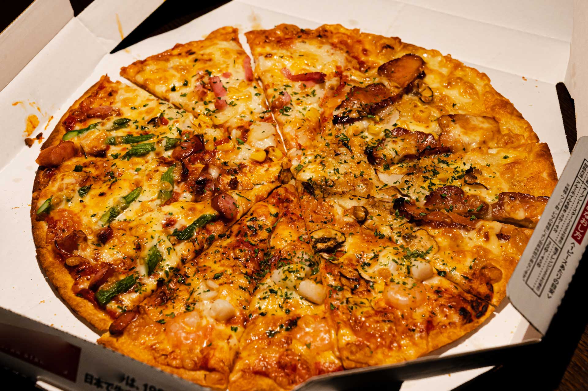 1枚で複数の味が楽しめるピザは、イタリアでは受け入れられない場合も（写真はイメージ）【写真：写真AC】