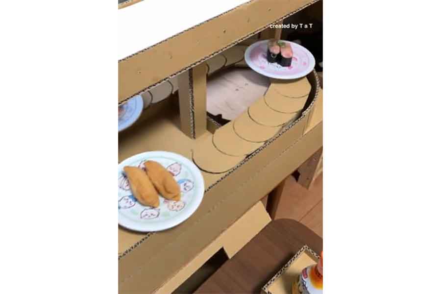 回転寿司のレーンまで段ボールで作ってしまったタットさん(スクリーンショット)