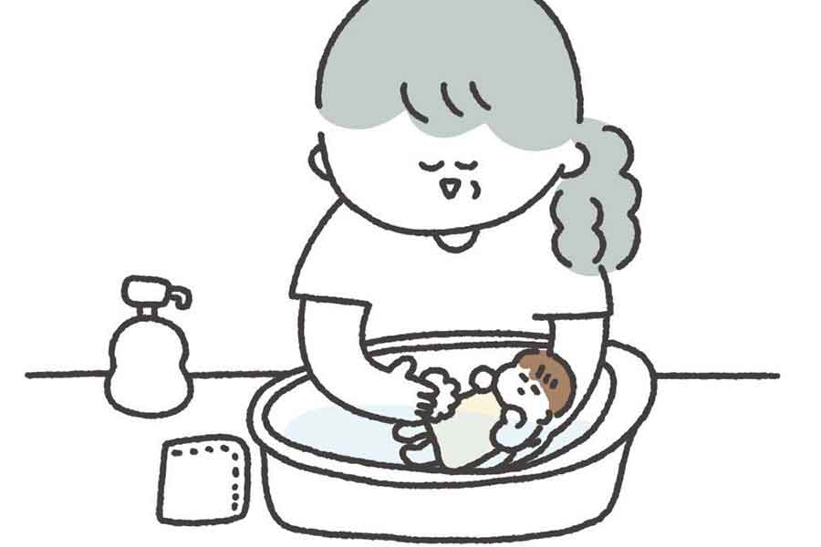 漫画のワンシーン。次女を沐浴させるお母さん【画像提供:ありま(@arimama_umauma)さん】