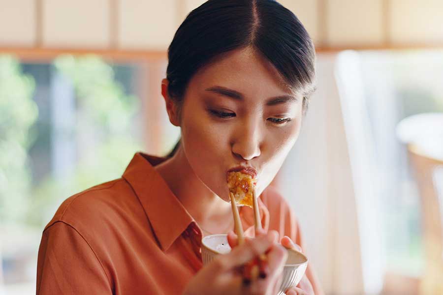 年末年始は食事の機会が続く時期(写真はイメージ)【写真:PIXTA】