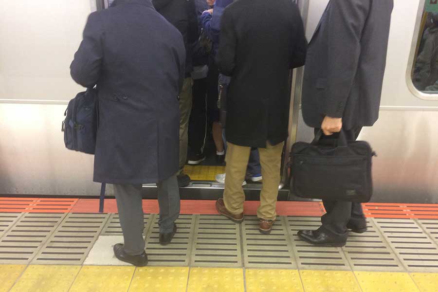 電車に乗るときもマナーを大切にする日本人（写真はイメージ）【写真：写真AC】