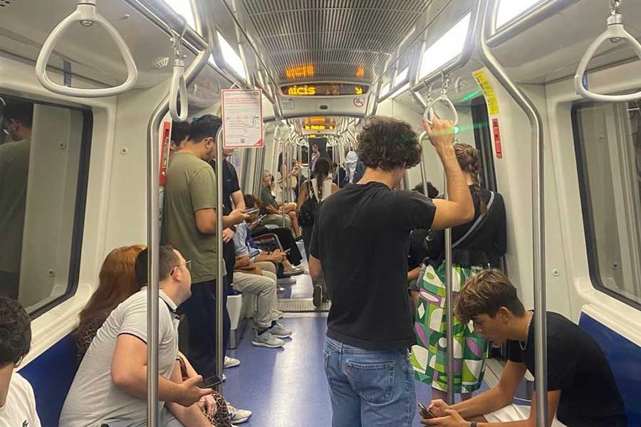 イタリアの電車内では、大声で話す人も【写真：筆者友人提供】