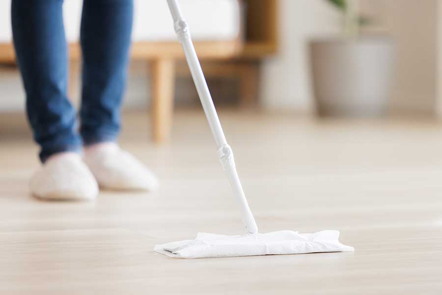 フローリングワイパーは天井掃除にも便利（写真はイメージ）【写真：PIXTA】