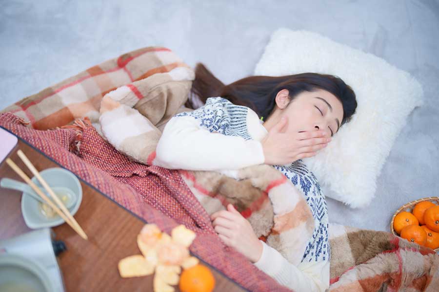 お正月の“ダラダラ食べ”は、口内環境に影響を及ぼす可能性も（写真はイメージ）【写真：写真AC】