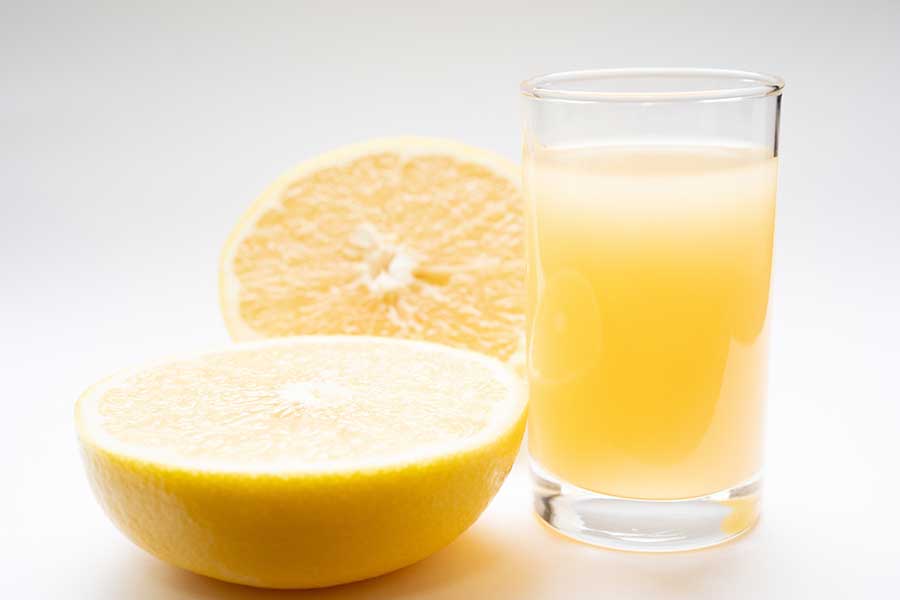 グレープフルーツジュースで薬を飲むと、代謝酵素を阻害し、薬の血中濃度を上昇させて副作用を強めるおそれが（写真はイメージ）【写真：写真AC】