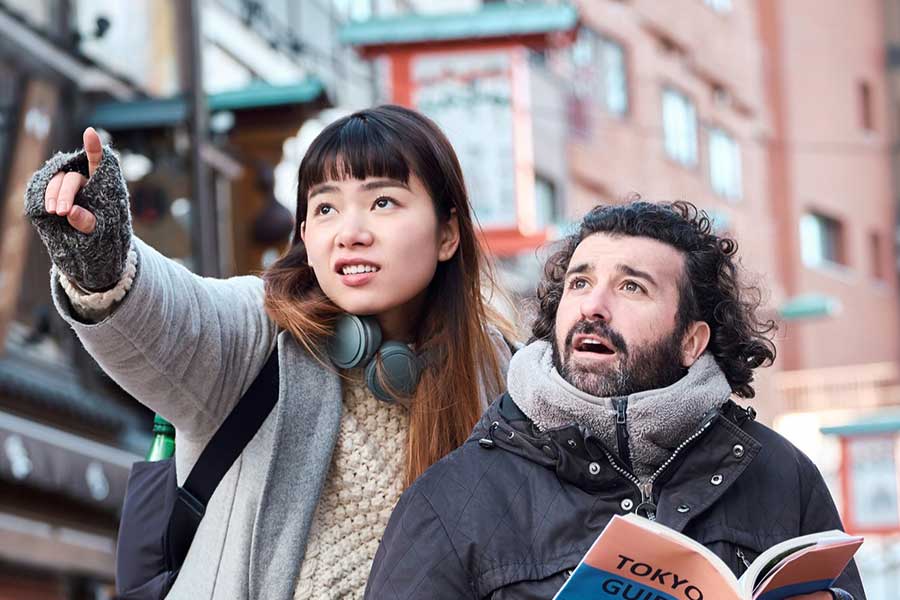 ジェスチャーでコミュニケーション（写真はイメージ）【写真：PIXTA】