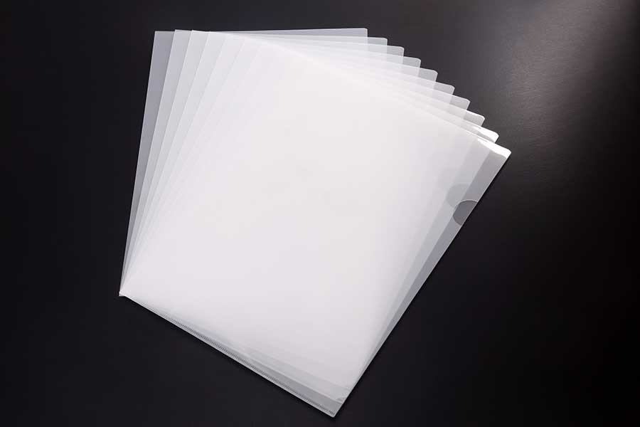 クリアファイルをシート代わりに敷くのも◎（写真はイメージ）【写真：PIXTA】