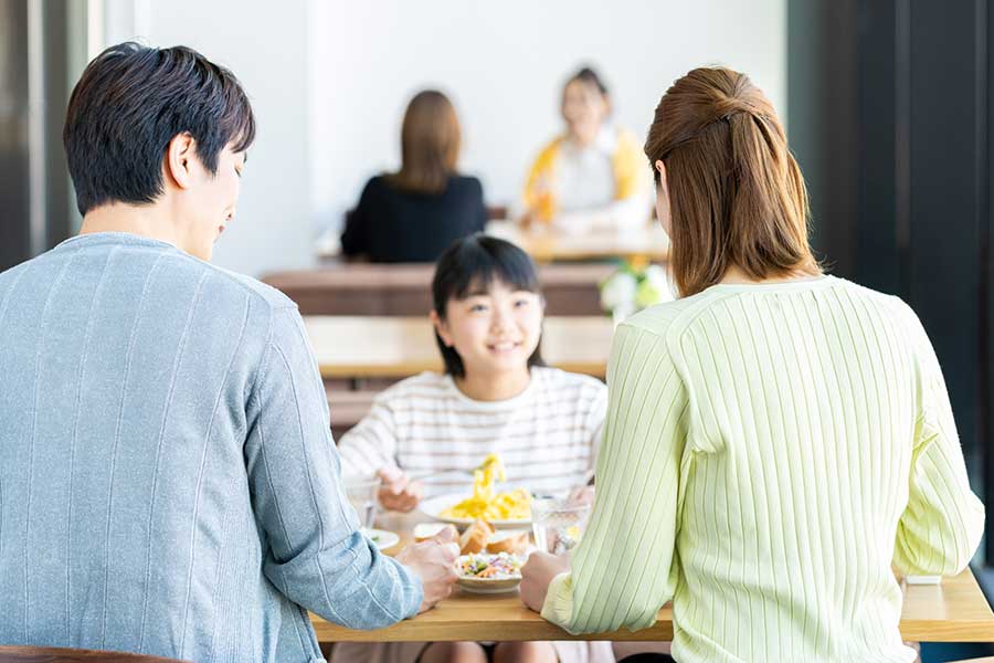 娘と飲食店へ。席へつく前に起きたまさかの出来事（写真はイメージ）【写真：PIXTA】