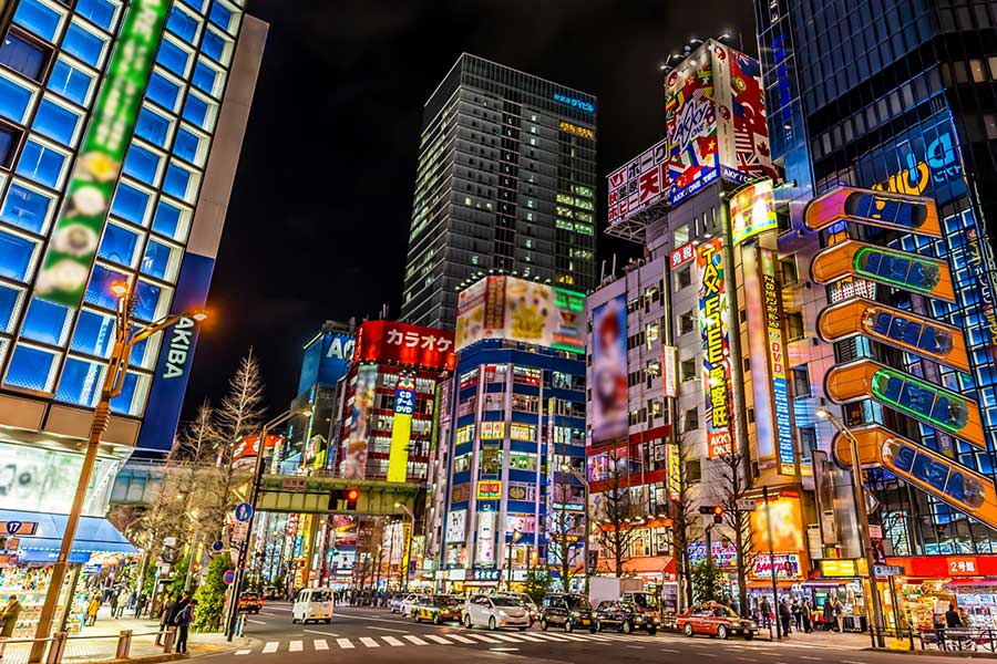 カラフルな看板が輝く、東京の街並み（写真はイメージ）【写真：写真AC】