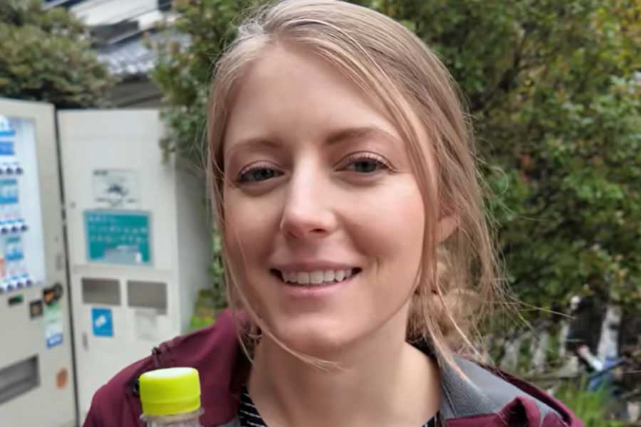 江ノ島観光を楽しむ、ジェイソンさんの妻・リネルさん（スクリーンショット）